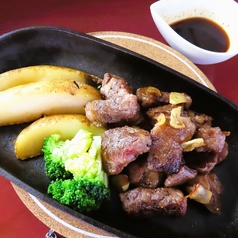 絶妙な焼き加減が旨味の秘訣!「サイコロステーキ」