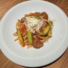ルスツ豚・自家製サルシッチャのトマトソースパスタ