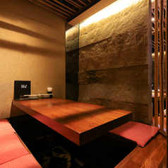 5～6名様向けの掘りごたつ式半個室は、足をゆったり伸ばせる快適な空間。ご友人同士の集まりやご家族でのお食事におすすめです。