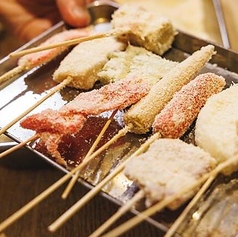 衣が軽くネタのバランスも絶妙な自慢の串カツ