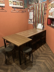 当店では、グループでのご利用にぴったりな6名様掛けのテーブル席を1卓ご用意しております。美味しい韓国料理と種類豊富なドリンクを囲んで、ワイワイ盛り上がりたい女子会や、気の置けないご友人同士での集まりに大変おすすめのお席です◎ゆったりとした空間で、時間を忘れて楽しいひとときをお過ごしください！