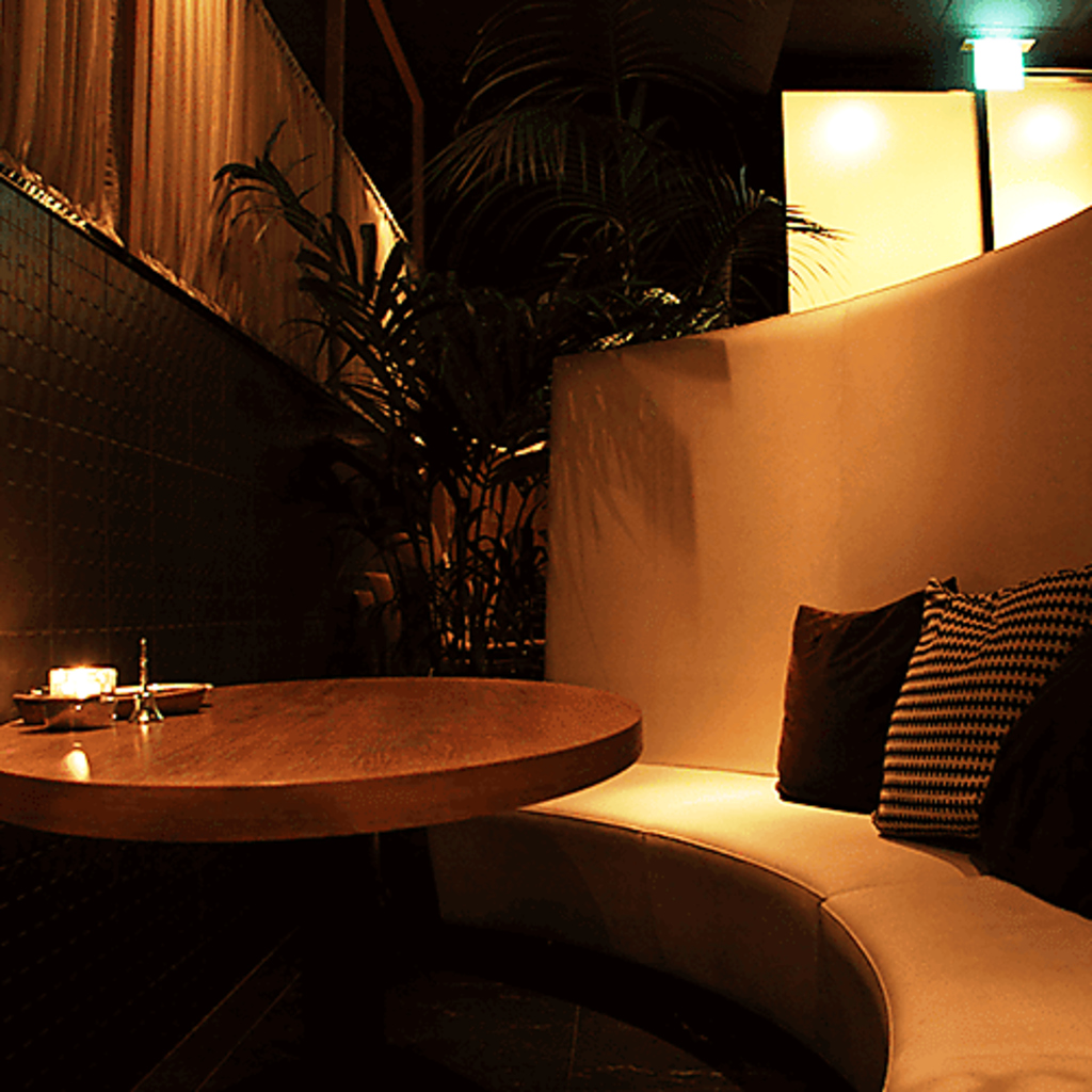 2人でゆっくり時間すごせるボックスソファー席。 高さのある背もたれがお二人だけの空間を演出…