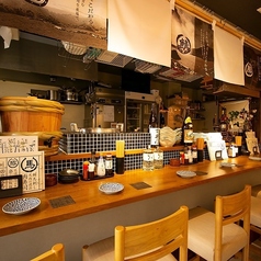 ライブ感あるカウンター席は、6名様までご着席可能。お一人様のご利用もお待ちしております。目の前で料理人の技を眺められる特等席です。