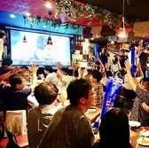 店内には100インチの大型スクリーン完備し、迫力ある映像を楽しめます！さらに照明やマイク、音響設備も充実しており、宴会やパーティー、二次会など幅広いシーンに対応可能。特別なひとときを演出いたします。