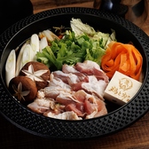 地鶏の旨みを存分に楽しむなら「地鶏すきしゃぶ」がおすすめ。地鶏を特製の割下にさっとくぐらせ、やわらかな肉質と濃厚な旨みをお楽しみいただけます。野菜と一緒に味わえば、箸が止まらない美味しさ。最後は旨みが溶け込んだ出汁で雑炊・うどん・ちゃんぽん麺まで。〆まで余すことなくご堪能ください。