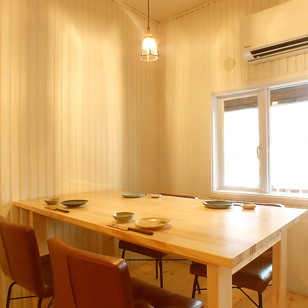 １階テーブル席はカフェ風の雰囲気・２階のお座敷座席はライトダウンした２つの顏をもつお店です