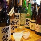 【全国各地の銘酒「50種以上」常備】冬～春にかけては蔵元自慢の「しぼりたて」、夏にはライトに楽しめるスッキリ爽やかな「夏酒」、秋には日本酒ファン待望の「ひやおろし」、秋～冬にかけては身も心も温まる「燗酒」と、炙りやでは食材のみならずこだわりの多彩な日本酒でも旬を感じて頂けます。