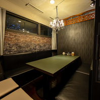 間接照明が優しく灯る上品なバル空間