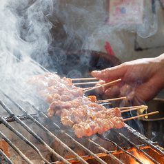 備長炭で焼き上げる焼き鳥と多彩なコース料理