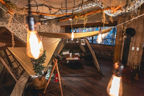 テントやアウトドアアイテムに囲まれたオシャレなスペースで癒しの空間を提供します♪