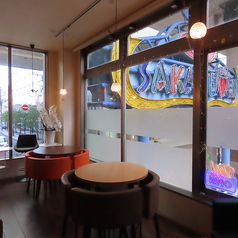 落ち着いた雰囲気の中で、親しいご友人や大切な人との会話を楽しむのにぴったりなスペースです。気軽に利用できるため、ちょっとしたランチやディナーに最適です。心地よい距離感でのお食事は、リラックスした空間を提供し、特別なひとときを一層引き立てます。当店で、ゆったりとした時間をお楽しみいただければ幸いです。