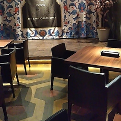 4人掛けや2人掛けのテーブル席を複数ご用意しており、グループやカップルでのご利用に最適です。トルコランプの柔らかな光が心地よい空間で、お食事や会話をゆっくりお楽しみいただけます。