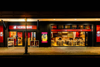 片町口より徒歩2分。清潔感のある店内でエビスを堪能