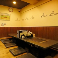 鉄板を囲んで楽しめる親しみやすい席配置