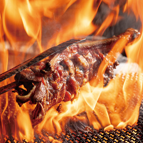 炎が舞う！宮崎名物・地鶏炭火焼きの専門店。本場・嵐坊の味をニシタチで存分に堪能。