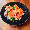 料理メニュー写真&nbsp;スモークサーモンのカルパッチ