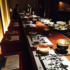 カウンター席では、シェフが目の前で調理する様子を楽しみながら、スタッフとの会話もお楽しみいただけます。新鮮な素材や美しい料理が目の前で仕上がる瞬間を間近で体験できる特別な空間です。