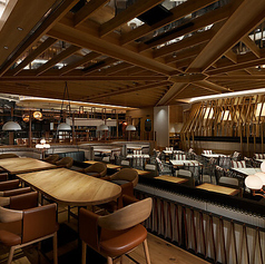 お洒落なバーのような雰囲気を楽しめるハイテーブル席。お仕事帰りのサク飲みや、カジュアルなデートにちょうどいい軽快なシートです。