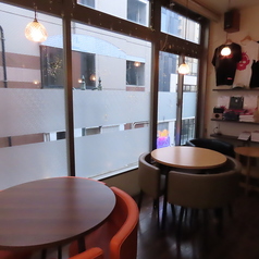 友人や家族と一緒に食事を楽しむのに最適なスペースです。テーブルは人数に応じて結合可能なので、女子会や二次会など、様々なシーンに柔軟に対応できます。少人数でのリラックスした集まりや大人数の賑やかなパーティーまで、幅広いニーズにお応えします。楽しい会話を交わしながら、ゆったりとした時間をお過ごし下さい。