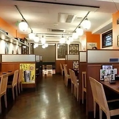 【フロア貸切：着座70名様まで】広々使える開放的な空間でみんなで乾杯！大規模な各種宴会に最適な店舗丸ごと貸切を承っております。40名様から最大70名様まで対応可能で、一体感のある広々とした空間を独占。ネット予約はリクエスト制ですので、まずはお気軽にご相談ください！