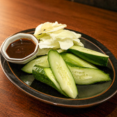 だしやの味噌きゅうり／味噌キャベツ。みずみずしい野菜にだしや特製味噌ダレを添えた一品。八丁味噌のコクが野菜の自然な甘みを引き立てる、シャキシャキ食感のシンプルおつまみ。