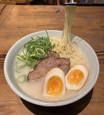 燻製たまごと燻製焼き豚の豚骨ラーメン