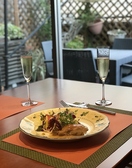 テラスが開放的な明るい店内