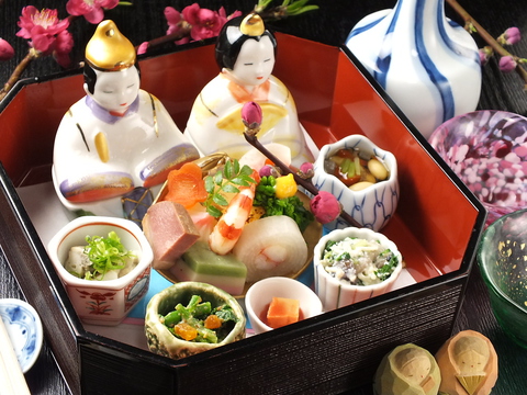   四季折々の食材の個性を活かした、優しい味わいの日本料理の数々をご堪能ください。