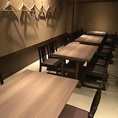 最大24名の個室としてご利用いただける宴会場。2名、4名、6名、8名、10名の半個室としてもご利用いただけます。落ち着いた雰囲気で過ごせるオトナな空間。ゆっくりと寛いでお過ごしください。