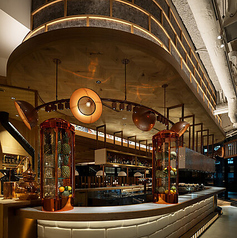 ふらりと立ち寄れるスタンディングエリア。ハッピーアワーでサクッと一杯楽しんだり、待ち合わせまでの時間に利用したりと、使い方は自由自在♪