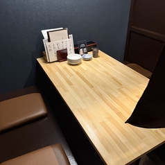当店は、全席半個室の設計が特徴です。4人掛けの広々とした空間は、落ち着いた雰囲気の中で心地よい時間を提供します。和モダンなデザインが施されているため、伝統的な美しさと現代的なセンスが絶妙に融合しています。友人や家族との会話を楽しむための理想的な場所です。美味しい料理と共に素敵な時間をお過ごしください