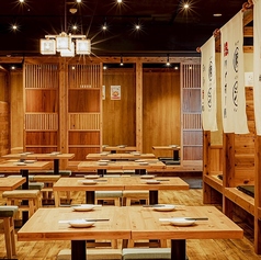 大人シックな雰囲気と大衆酒場感を掛け合わせた居心地の良いオープンテーブル！