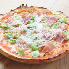 そら豆の熟成ハモンセラーノのピザ～削りたてパルミジャーノチーズと～