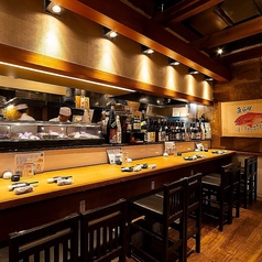 【1階｜カウンター席】6名様まで：お一人様やカップルでのご利用にぴったりなカウンター席。目の前で繰り広げられる料理人の手捌きを眺めながら、お食事とお酒をお楽しみいただけます。お仕事帰りの1杯やデートなど少人数でのお食事にどうぞ。