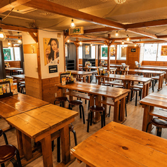 個室以外のフロアは広々と開放的で大人数の収容が可能です！当店では100名様以上のご宴会も行えますのでお気軽にお問い合わせください。駅近好立地で会社やサークルなどの打ち上げにも最適です◎店内の間隔も充分に余裕がありますので、車椅子の方やお子様連れにも安心してご利用いただけます。