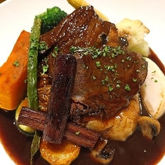 牛ホホ肉の赤ワイン煮込み