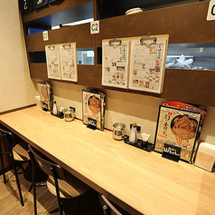お一人様でのちょい飲みや気軽なご来店に最適なカウンター席をご用意。一人でも心地よく過ごせる雰囲気が漂いゆったりとした時間を楽しめます。お仕事帰りの一杯やサクッと食事を楽しみたい時にも重宝します。居心地のよい空間で自分だけの素敵な時間をお過ごしください♪