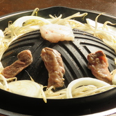 【美味しいジンギスカンの食べ方[4]】お肉をひっくり返し、15～20秒程度数えたらすぐお皿に取り分けて下さい。そのまま鍋に置いておくと、火が通り過ぎて硬くなってしまいます。