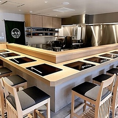 店内の席は全10席すべてカウンター席のみです◎お一人様から少人数でのご利用に最適な席配置となっております。