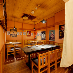 和モダンな雰囲気ある広々テーブル席！和モダンな雰囲気の店内は、肩ひじ張らずに宴会をお楽しみ頂けます！池袋駅から徒歩1分の好立地なので集合・解散もスムーズ！飲み会や宴会だけでなく、接待、女子会、合コンなど様々なシチュエーションにおすすめです！当日予約も承っておりますのでお気軽にご利用ください！