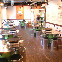 明るい店内。お一人様にもデートにも最適な席をご用意。気軽に韓国料理を楽しめます！