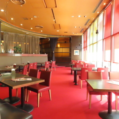 自然光が差し込む明るい空間に広々としたテーブル席をご用意。約100席ございますので小～大人数まで臨機応変に対応可能です。木の温もりを感じる温かな雰囲気のテーブル席で、美味しい食事とドリンクを楽しみながらどうぞごゆっくりお過ごしください。