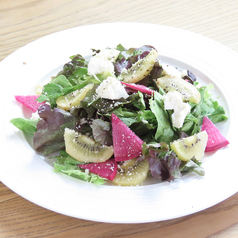 リコッタチーズとキウイフルーツのハニーレモンサラダ