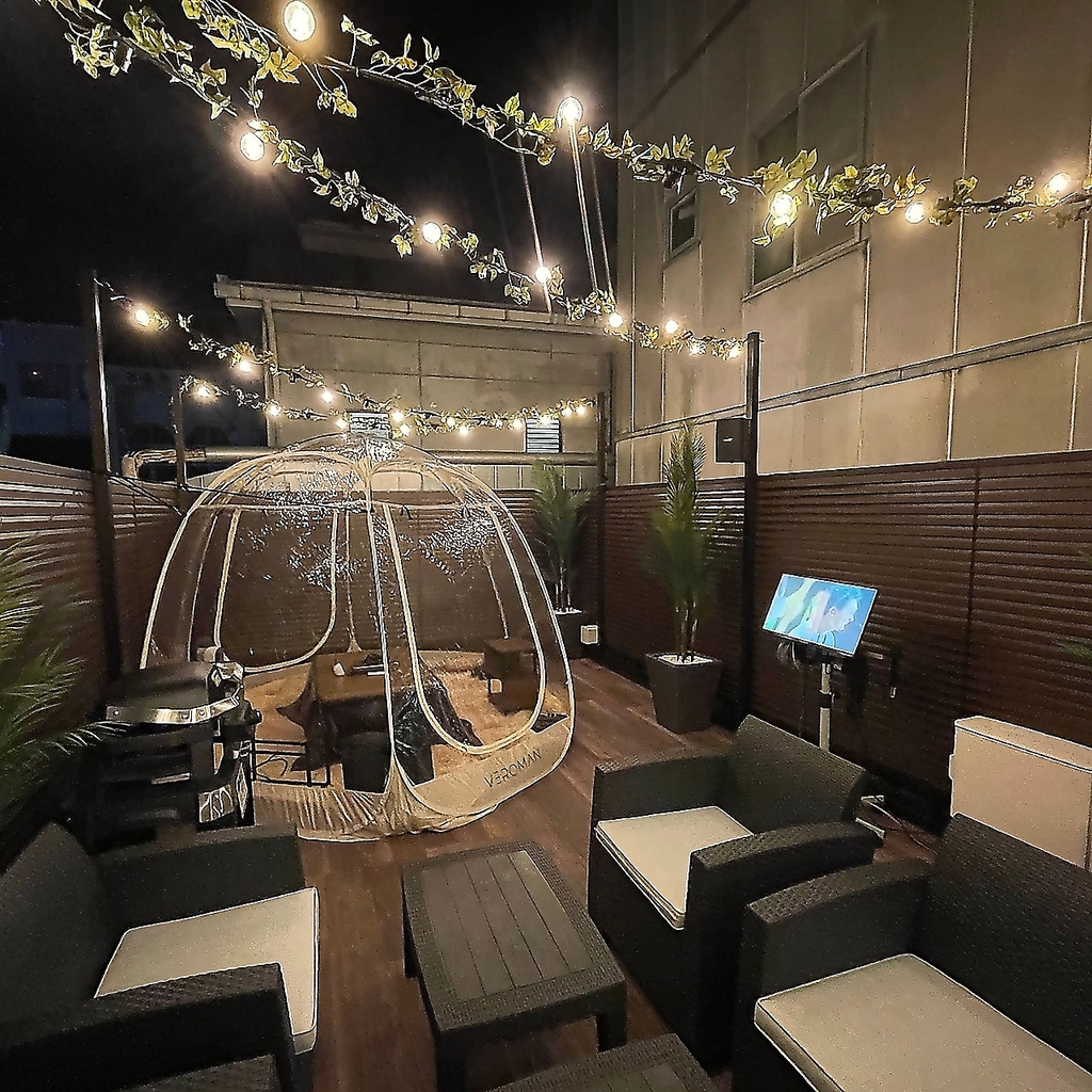 夜は星空と灯りに包まれる幻想的な空間。女子会にもぴったりな空間で、昼とは違う特別なひとときを。