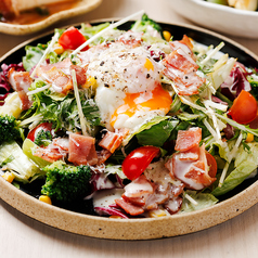 温泉卵とベーコンのシーザーサラダたっぷりパルミジャーノ