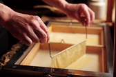高橋豆腐店さんの朝絞りの新鮮な豆乳から作る、湯葉は格別です。