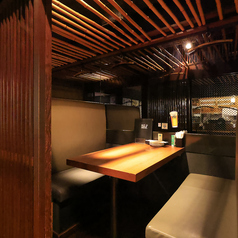 少人数でのお食事やご会話にぴったりな、2～4名様向けの半個室をご用意しております。周囲を気にせず、ゆったりとしたひとときをお楽しみいただけます。