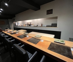 シェフ、オーナーとお話を楽しみながらゆったりと過ごせるカウンター席