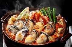 季節のおすすめ料理「カキの旨辛鍋/980円」の写真