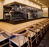 【木の温もりが包む空間】心落ち着くカウンターで、特製料理を目の前で楽しむ贅沢なひとときを。熟練の技が織りなす味わいは、友人や家族との会話をさらに盛り上げます。心地よい雰囲気の中で、特別な時間を過ごしませんか？あなたのお越しをお待ちしております！